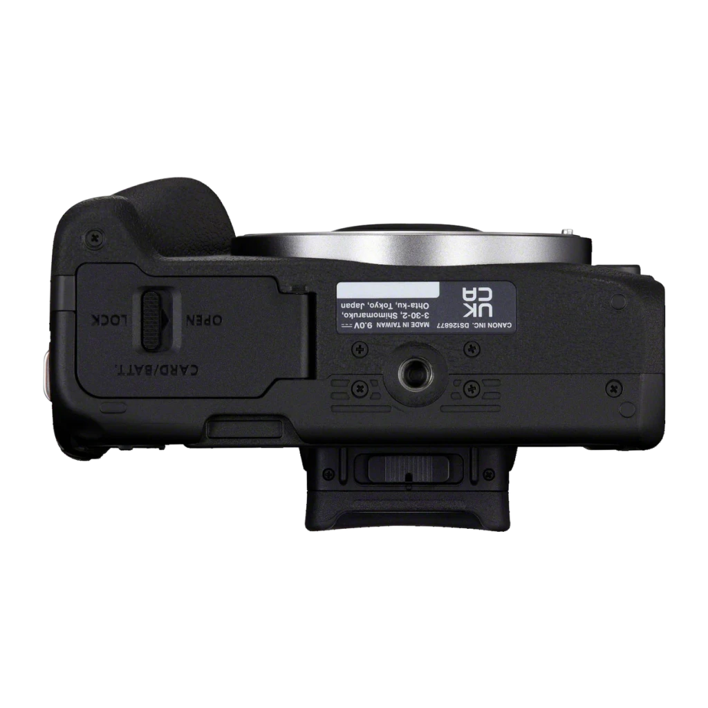 Vue inférieure du Canon EOS R50 avec monture RF sans objectif, trappe batterie et carte, pas de poignée visible, pas de poussière, design compact noir