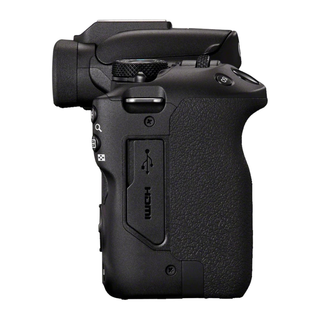 Canon EOS R50 hybride vu de côté, poignée texturée, ports USB et HDMI visibles, boîtier noir compact, commandes accessibles, design moderne et ergonomique