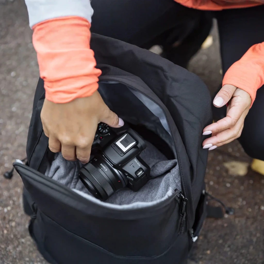 Appareil photo hybride Canon EOS R50 avec objectif RF-S 18-45mm rangé dans un sac, prêt à l’emploi; design compact, poignée ergonomique, écran et