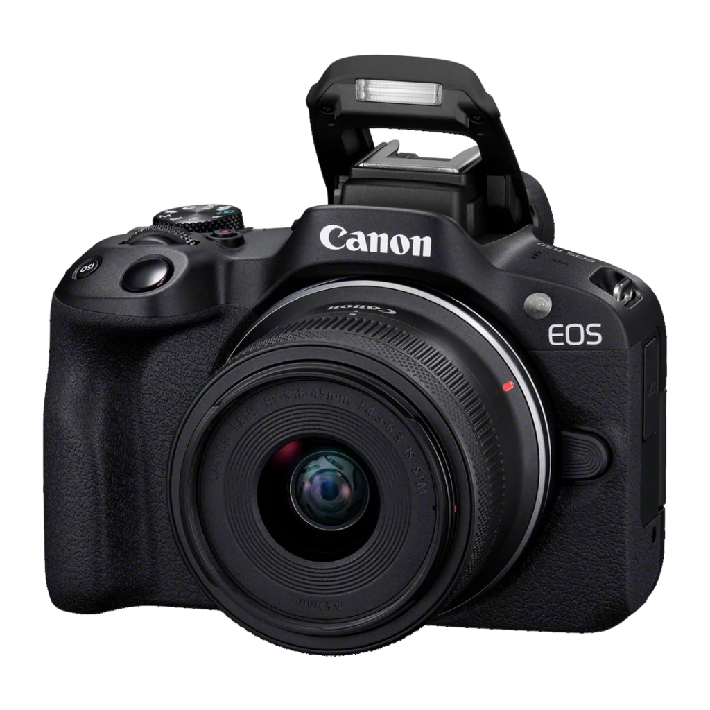 Appareil photo hybride Canon EOS R50 noir avec flash escamotable relevé, boîtier compact et objectif RF-S 18-45mm monté, design ergonomique moderne