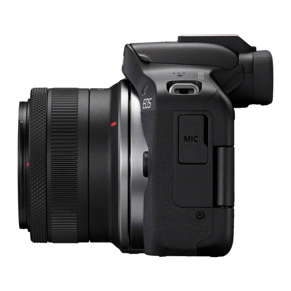 Appareil photo hybride Canon EOS R50 vu de profil avec poignée texturée, bouton mic, monture RF-S et objectif 18-45mm compact à bague de zoom et mise au