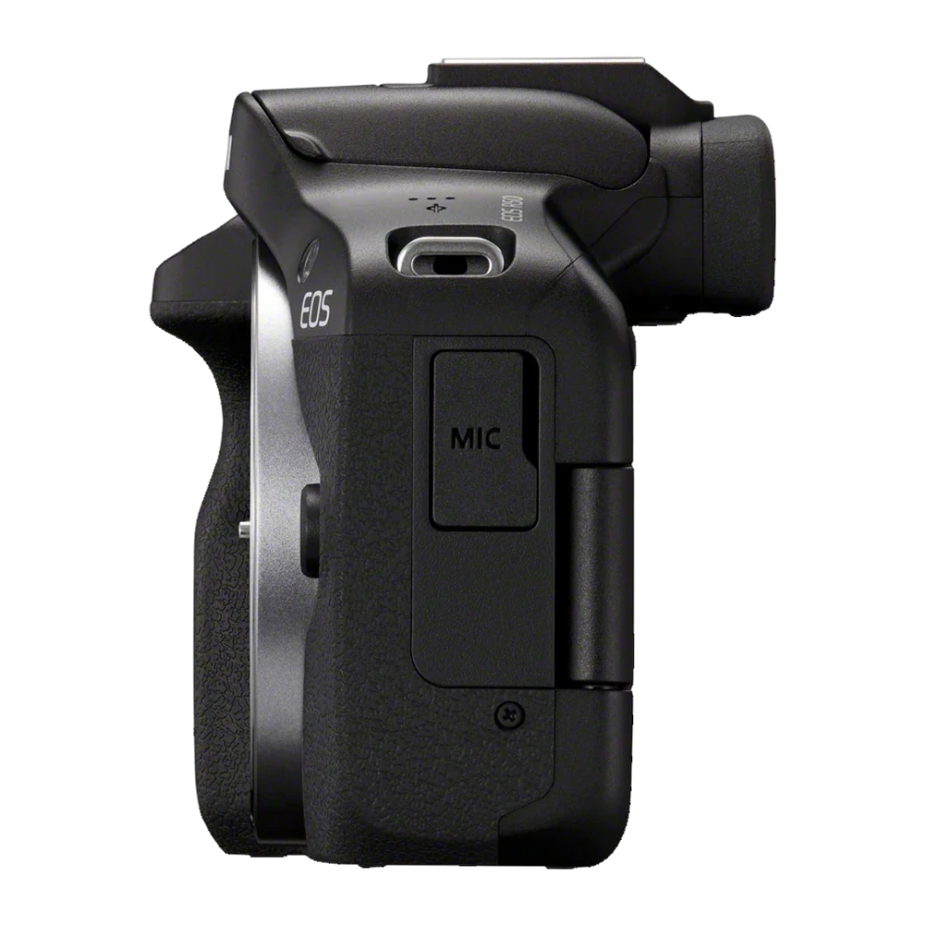 Vue latérale du Canon EOS R50 avec poignée texturée, port micro, molette de contrôle et monture RF; boîtier compact noir pour objectifs RF-S
