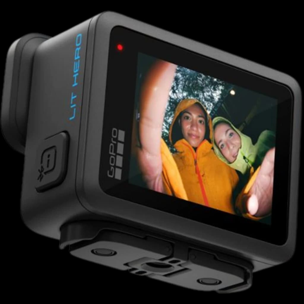 GoPro Lit Hero con pantalla táctil trasera, cuerpo compacto negro, lente gran angular, botones laterales y base de montaje robusta para accesorios