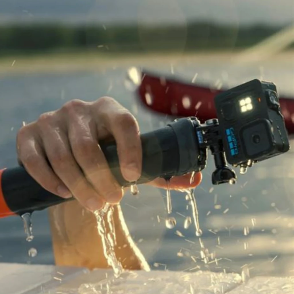 GoPro Lit Hero 4K 60fps 12 MP Sumergible 5 m HyperSmooth con lente gran angular, luz LED frontal, botón lateral y cuerpo robusto negro con detalles azules - Ítem8