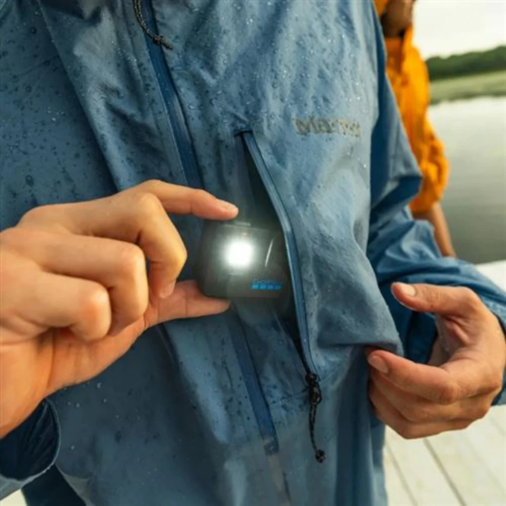 GoPro Lit Hero 4K 60fps 12 MP Sumergible 5 m HyperSmooth con lente gran angular, luz LED frontal, botón lateral y cuerpo robusto negro con detalles azules - Ítem9