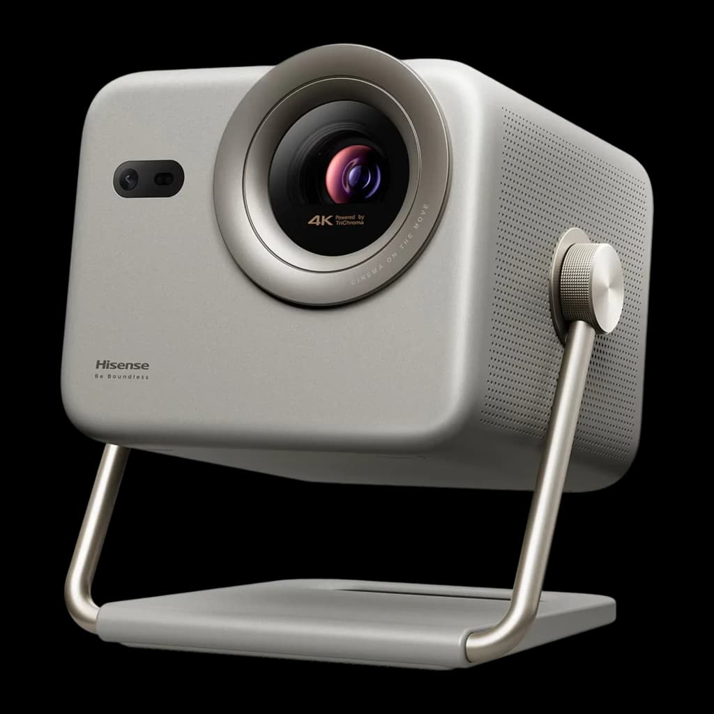 Projecteur compact gris sur support métallique, objectif 4K mis en avant, boîtier perforé pour ventilation, logo Hisense visible, design moderne et premium