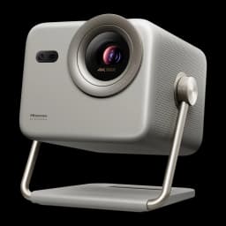 Projecteur compact gris sur support métallique, objectif 4K mis en avant, boîtier perforé pour ventilation, logo Hisense visible, design moderne et premium