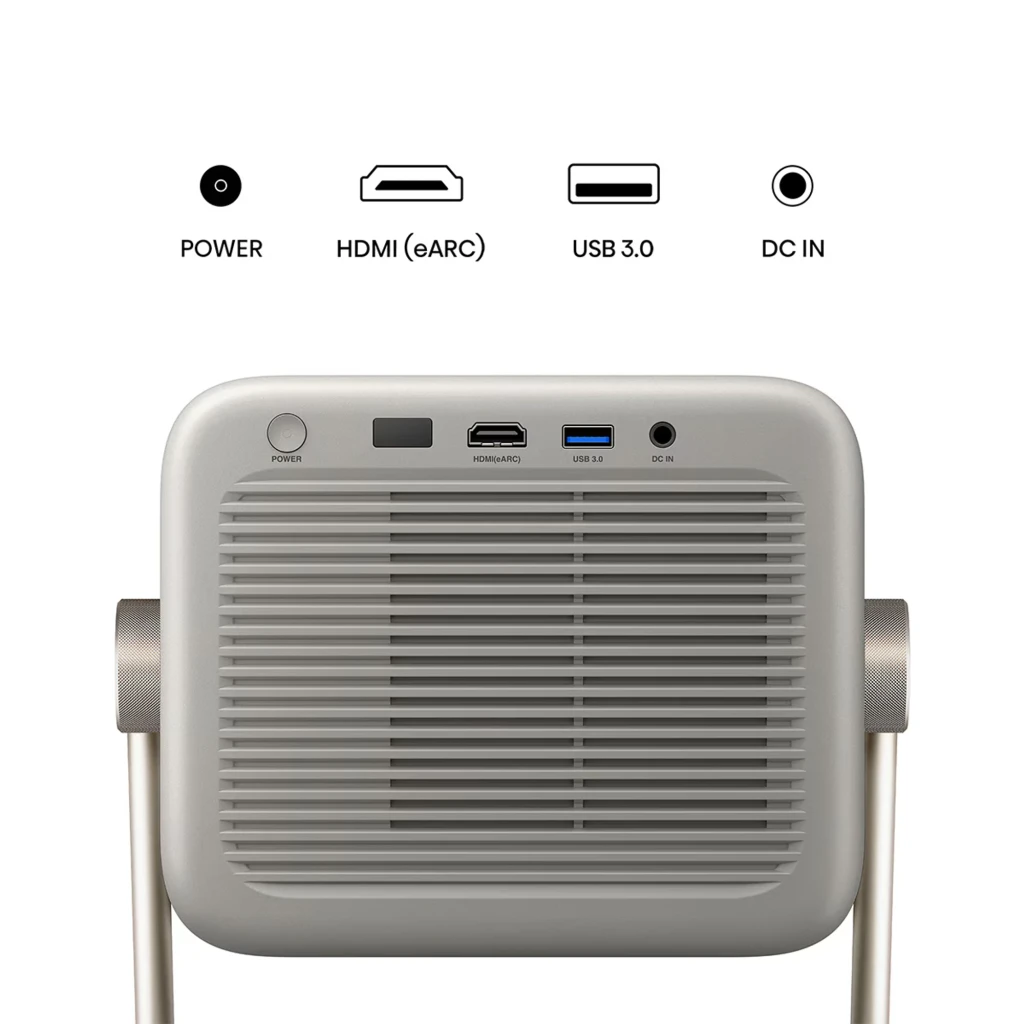 Projecteur compact gris sur support métallique, objectif 4K mis en avant, boîtier perforé pour ventilation, logo Hisense visible, design moderne et premium - Ítem10