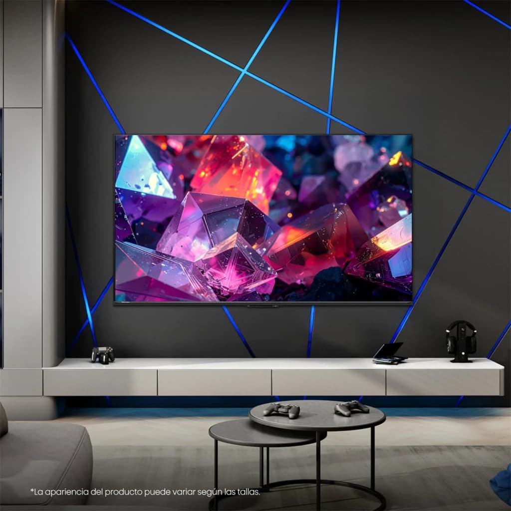 Écran QLED 65 pouces 4K aux couleurs vives et contraste profond, bords fins noirs, monté au mur dans un salon moderne avec éclairage LED bleu