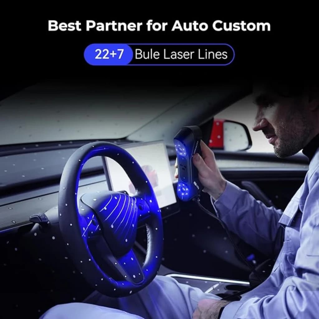 Scanner 3D portátil com luz azul, design ergonômico, botões laterais e indicador LED, capturando detalhes do volante e interior do carro com precisão