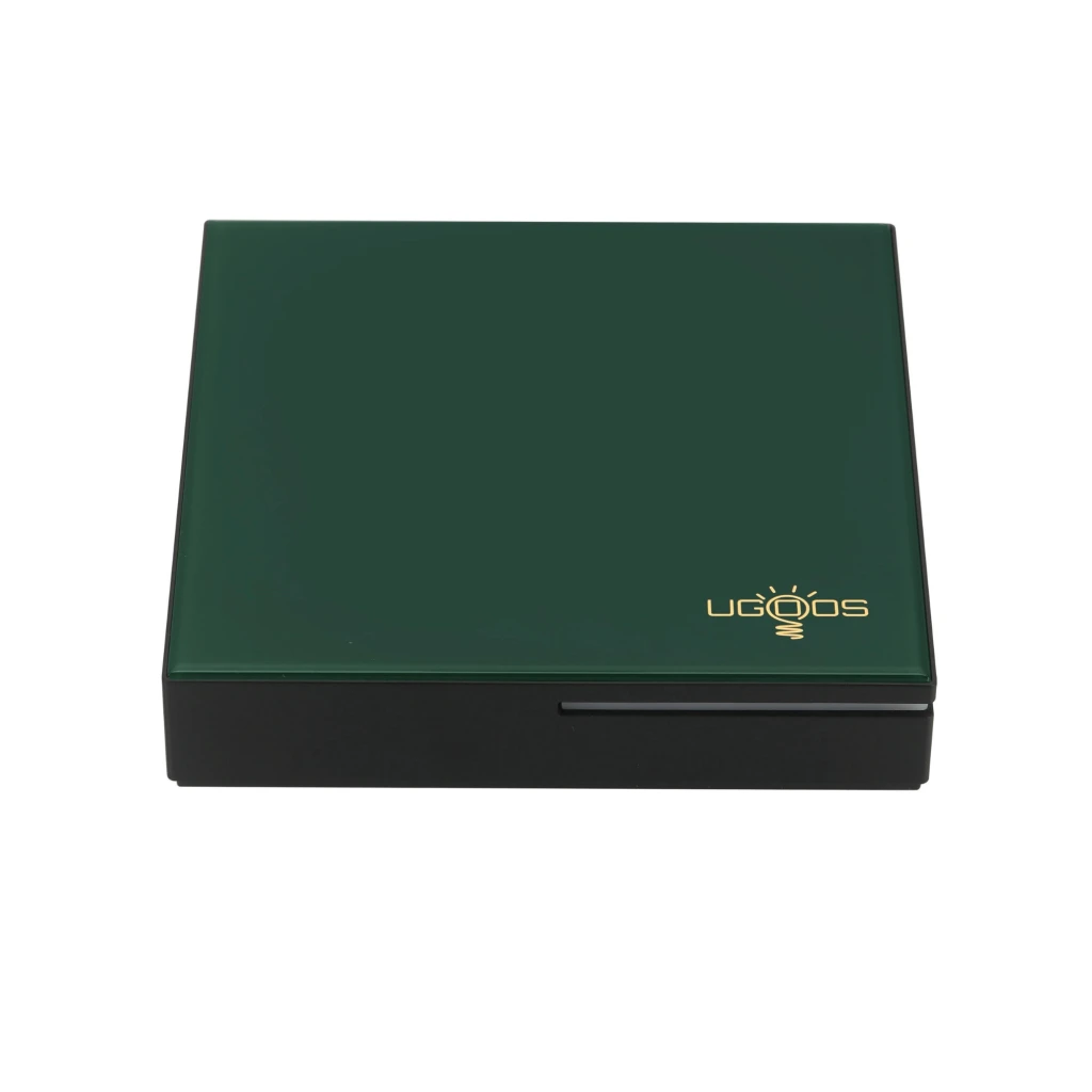 UGOOS SK4 Pro S905X5M-K Android TV Box 4K verde escuro com logotipo dourado, design compacto e controle remoto completo com botões multimídia - Item2