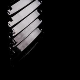 Grille d’aération noire brillante du Glaziar Predator S30PLUS, lames horizontales courbées, finition lisse et élégante, détail du climatiseur portable