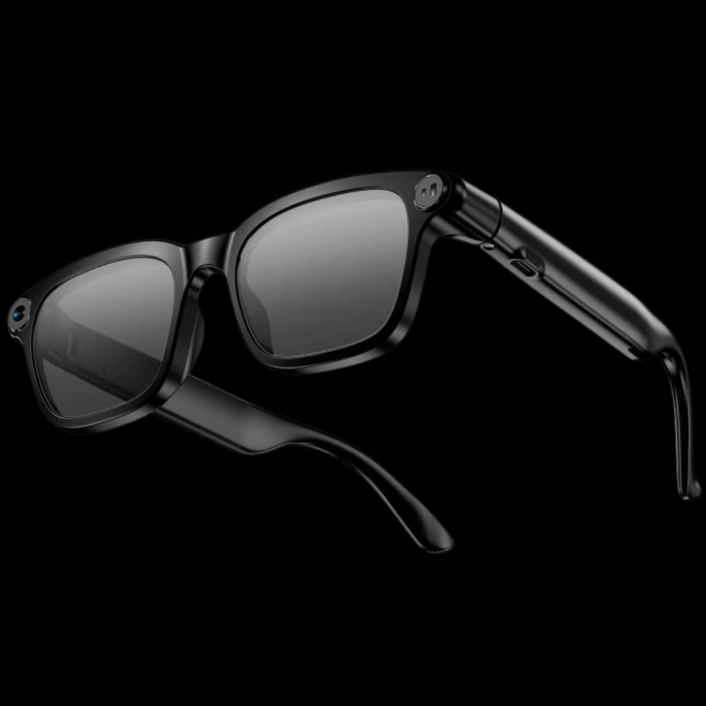 M08 AI Sunglasses lunette noire élégante avec verres fumés, caméra 8 MP intégrée sur la monture et branches épaisses abritant commandes et batterie