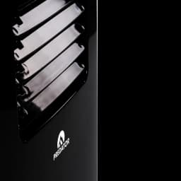 Grille d’aération noire brillante avec ailettes horizontales, finition lisse et logo Predator blanc, détail du Glaziar S35PLUS Climatiseur portable 10 000