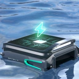 Wybot F1 Skimmer Solar Robot Limpiafondos Piscina con panel solar superior, diseño gris futurista y luz de energía, flotando y aspirando hojas en la