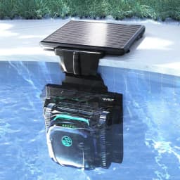 Robot limpiafondos Wybot S2 Solar Negro Doble filtro 3D + ultrafino, en uso: panel solar sobre el agua y cuerpo sumergido