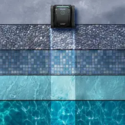 Wybot S2 Solar Vision Robot Limpiador de Piscinas: robot compacto negro con panel solar y luz frontal, muestra franjas de limpieza en pisos y agua de piscina