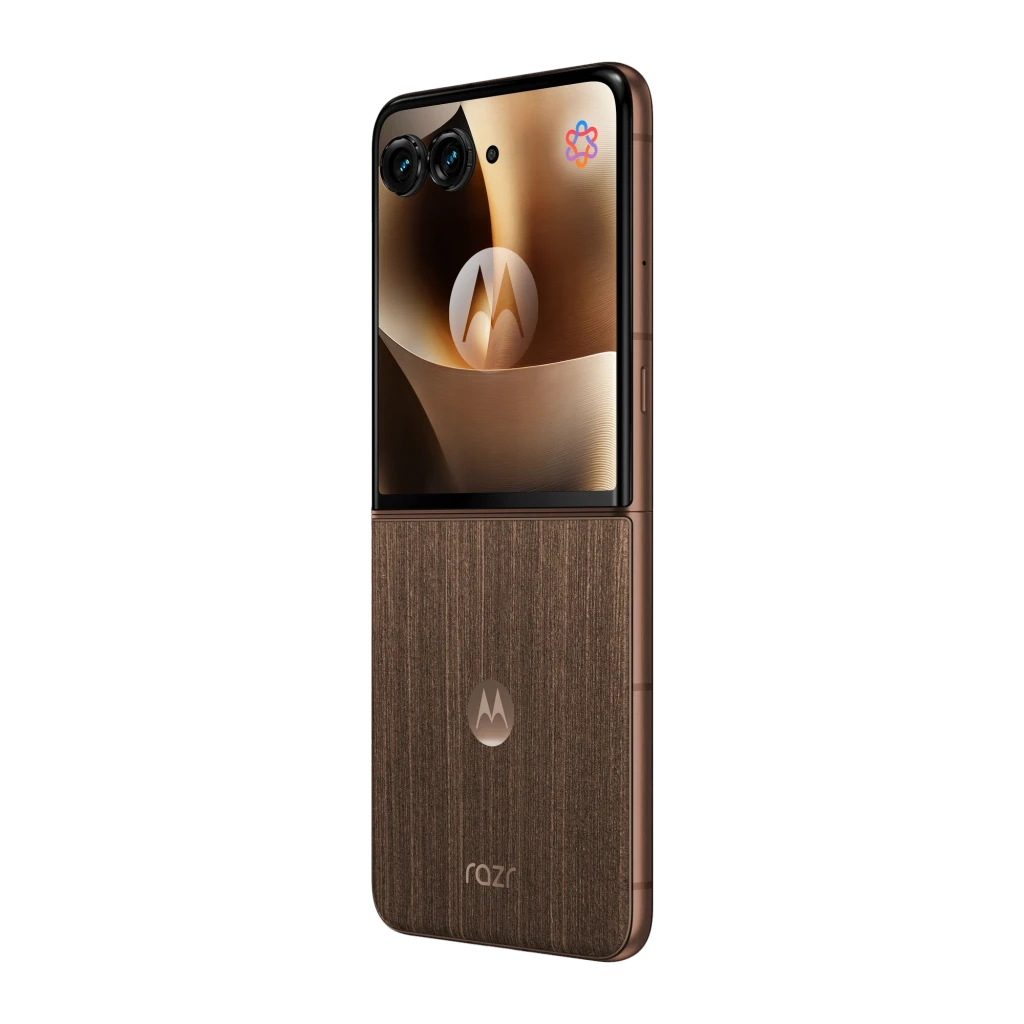 Motorola Razr 70 Ultra 5G en color Cocoa, acabado texturizado marrón, doble cámara trasera y pantalla externa cuadrada con logo Motorola brillante - Ítem1