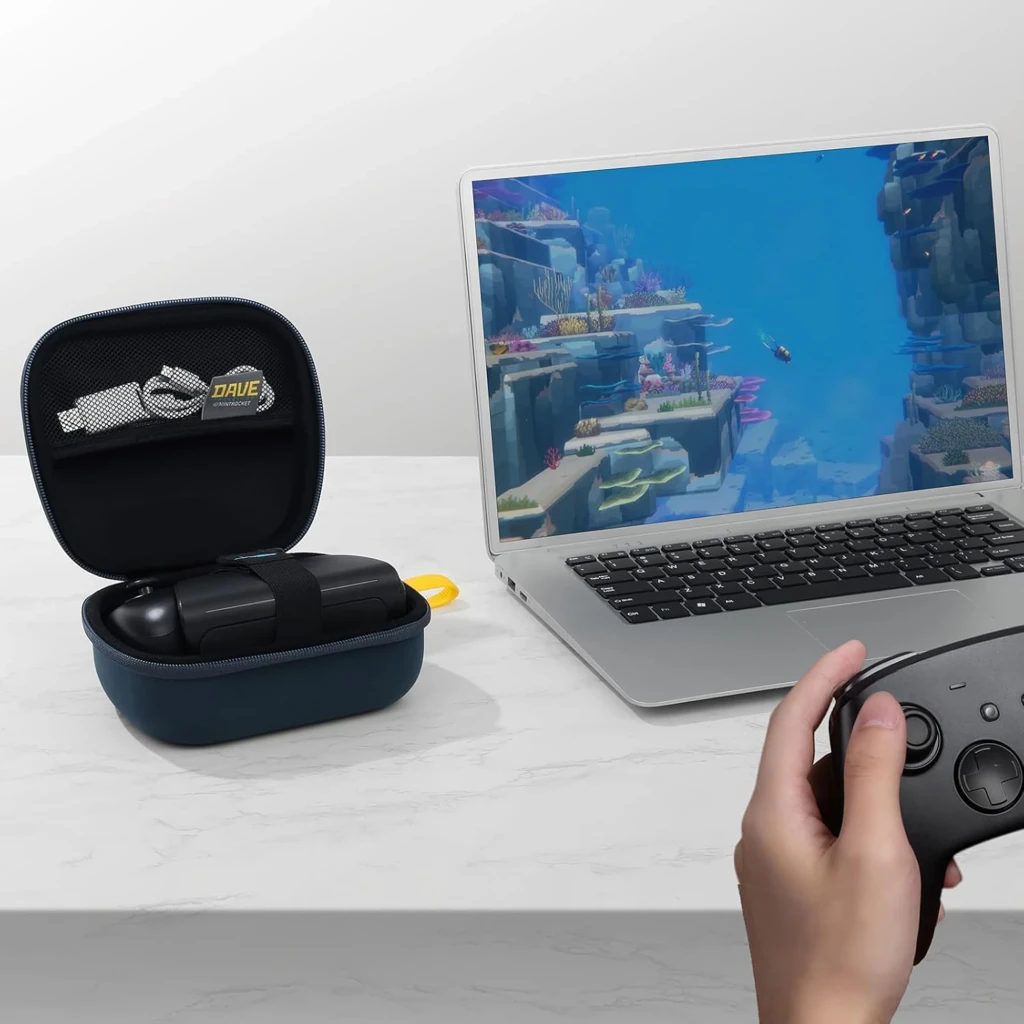 Funda FUNLAB Dave Collab Edition para mando Switch PS5 XBOX, rígida azul con logo DAVE, cierre seguro, interior con iconos neón y bolsillo de malla con correa - Ítem5