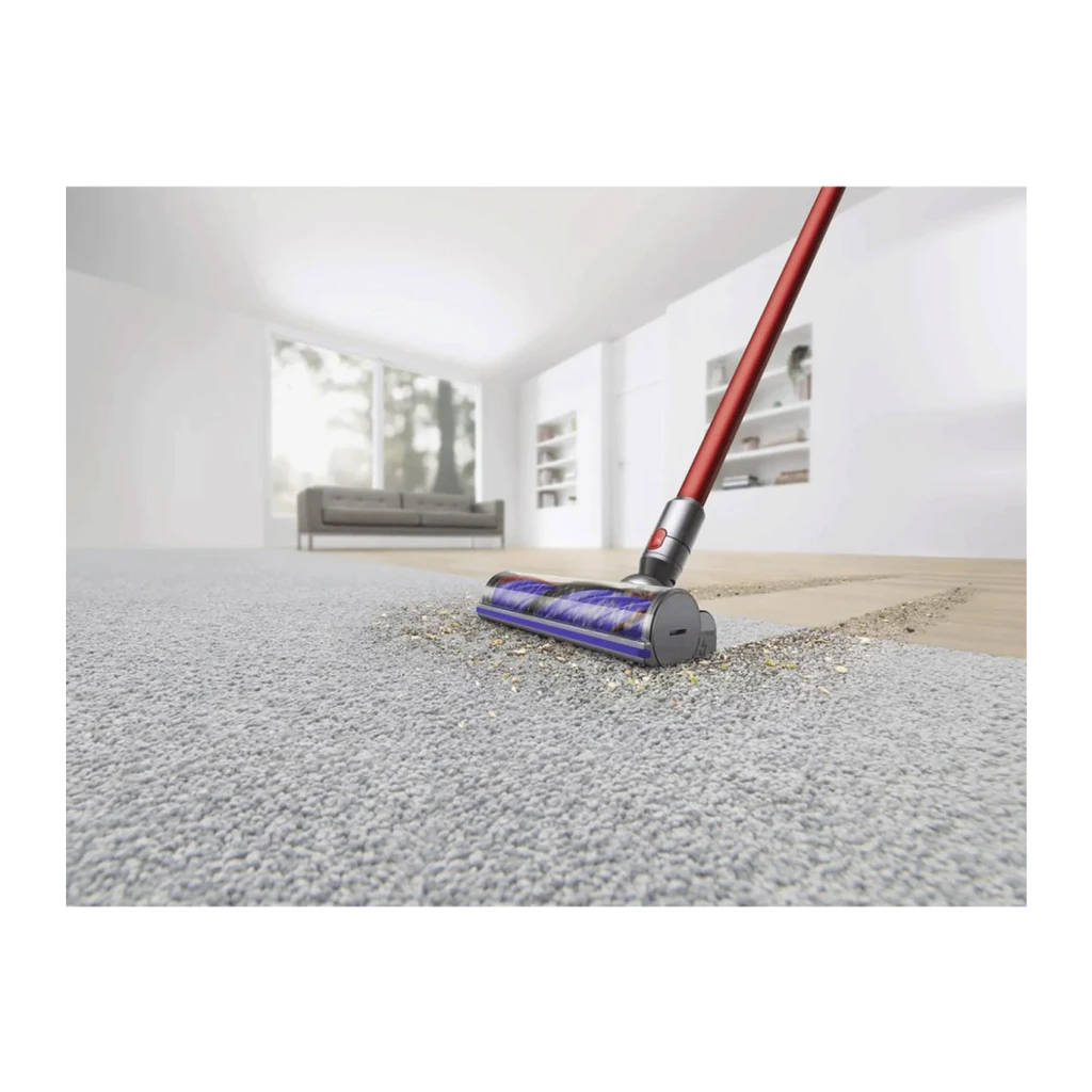 Aspiradora Escoba Dyson V15 Detect Absolute Rojo/Violeta Sin Cable 230AW 200W 60min, en uso: cabezal violeta aspirando