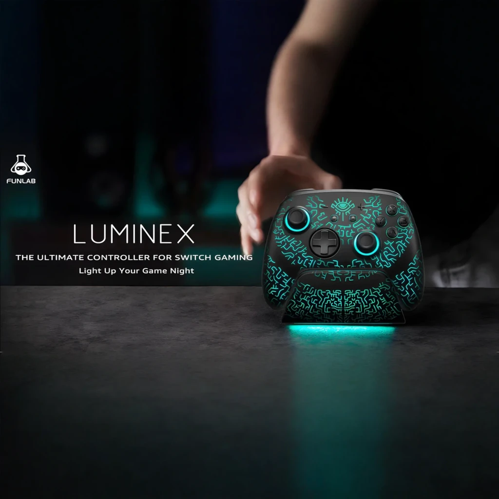 Mando FUNLAB Luminex Pro Wireless Switch Controller Inalámbrico negro con luces turquesa, patrón luminoso tribal, sticks y botones retroiluminados, base a - Ítem6