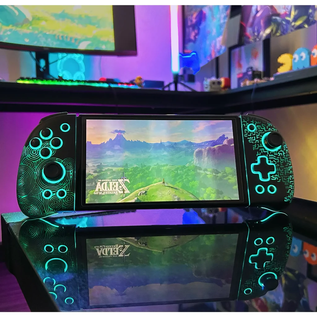 Comando Funlab Luminous Wireless Joy-pad Switch/OLED Zonaite Black Sem Fios, vista frontal: iluminação RGB turquesa em mesa