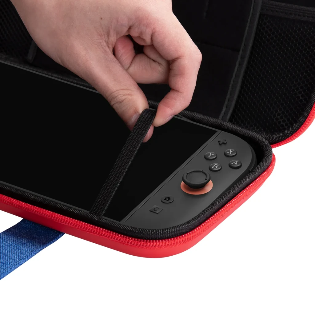 Funda FUNLAB Funcase for Switch 2, carcasa rígida roja con detalles azules tipo peto y dos botones amarillos, cierre con cremallera y diseño compacto - Ítem2