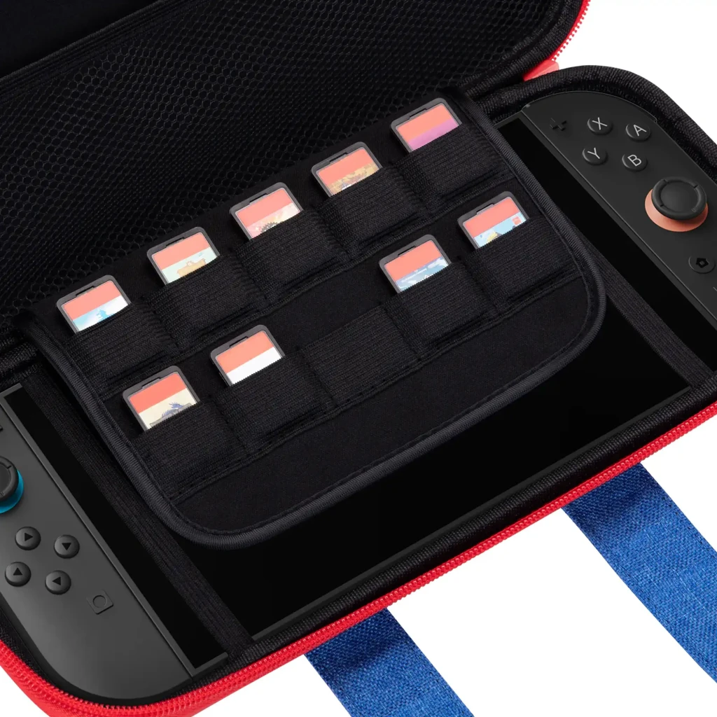 Funda FUNLAB Funcase for Switch 2, carcasa rígida roja con detalles azules tipo peto y dos botones amarillos, cierre con cremallera y diseño compacto - Ítem3