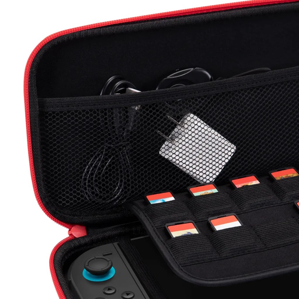 Funda FUNLAB Funcase for Switch 2, carcasa rígida roja con detalles azules tipo peto y dos botones amarillos, cierre con cremallera y diseño compacto - Ítem5