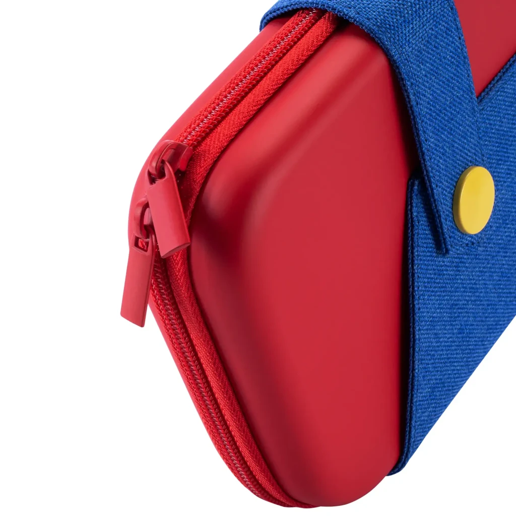 Funda FUNLAB Funcase for Switch 2, carcasa rígida roja con detalles azules tipo peto y dos botones amarillos, cierre con cremallera y diseño compacto - Ítem8