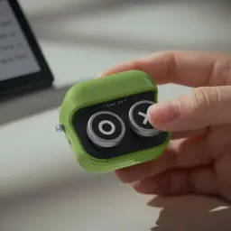Onyx Boox Cargador Inalámbrico para BOOX Tappy Pasapáginas en color verde, compacto, con superficie negra y dos botones magnéticos O y X integrados