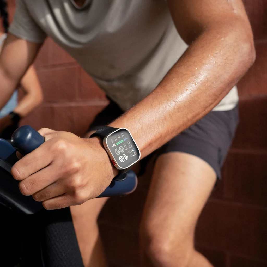 Amazfit Bip Max en gris carbón con pantalla AMOLED de 2,07 pulgadas, bordes redondeados y correa de silicona negra; muestra métricas de salud y batería en - Ítem6