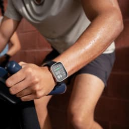 Montre connectée Amazfit Bip Max argent avec grand écran AMOLED 2,07 pouces, boîtier carré fin, bracelet sport noir, affichage d’activité en temps réel