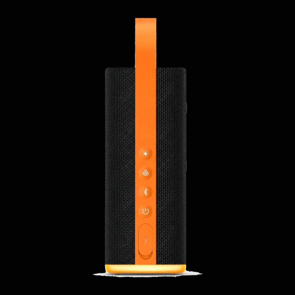 Altavoz portátil negro con correa naranja, rejilla textil y botones frontales naranjas; diseño vertical compacto, base y borde superior en naranja brillante