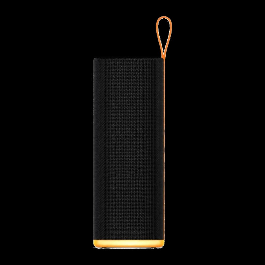 Altavoz Bluetooth Xiaomi Sound Play negro cilíndrico con malla textil, base y borde naranja, correa de mano naranja, botones laterales y diseño resistente