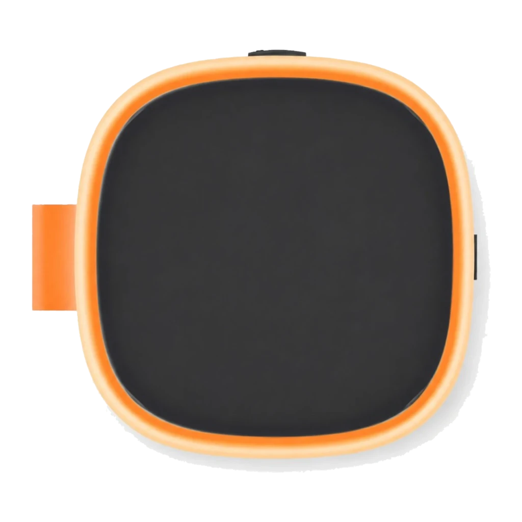 Coluna Bluetooth Xiaomi Sound Play preta com alça laranja, corpo retangular em tecido, botões frontais e base laranja; design robusto e portátil IP68 - Item8