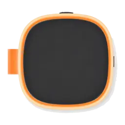 Altavoz Bluetooth Xiaomi Sound Play negro con marco naranja, forma cuadrada de bordes redondeados, rejilla frontal amplia y correa lateral. IP68, 18W, 14h