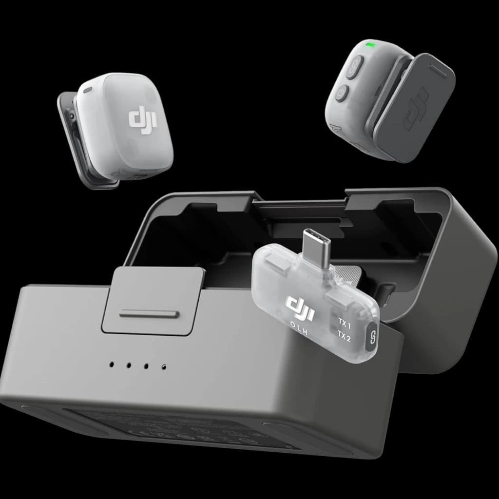 DJI Mic Mini 2 con estuche de carga gris, dos transmisores compactos con clip y LED, y receptor USB-C transparente etiquetado TX1 TX2 S