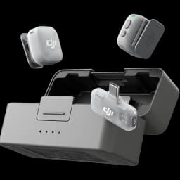 DJI Mic Mini 2 con estuche de carga gris, dos transmisores compactos con clip y LED, y receptor USB-C transparente etiquetado TX1 TX2 S
