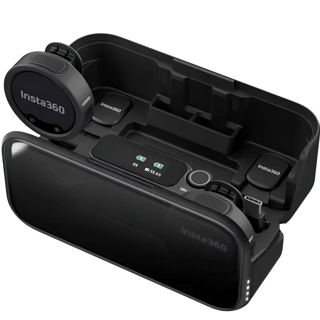 Estuche de carga con dos transmisores circulares Insta360 y un receptor con pantalla OLED, diseño negro compacto y botones de control accesibles - Ítem1