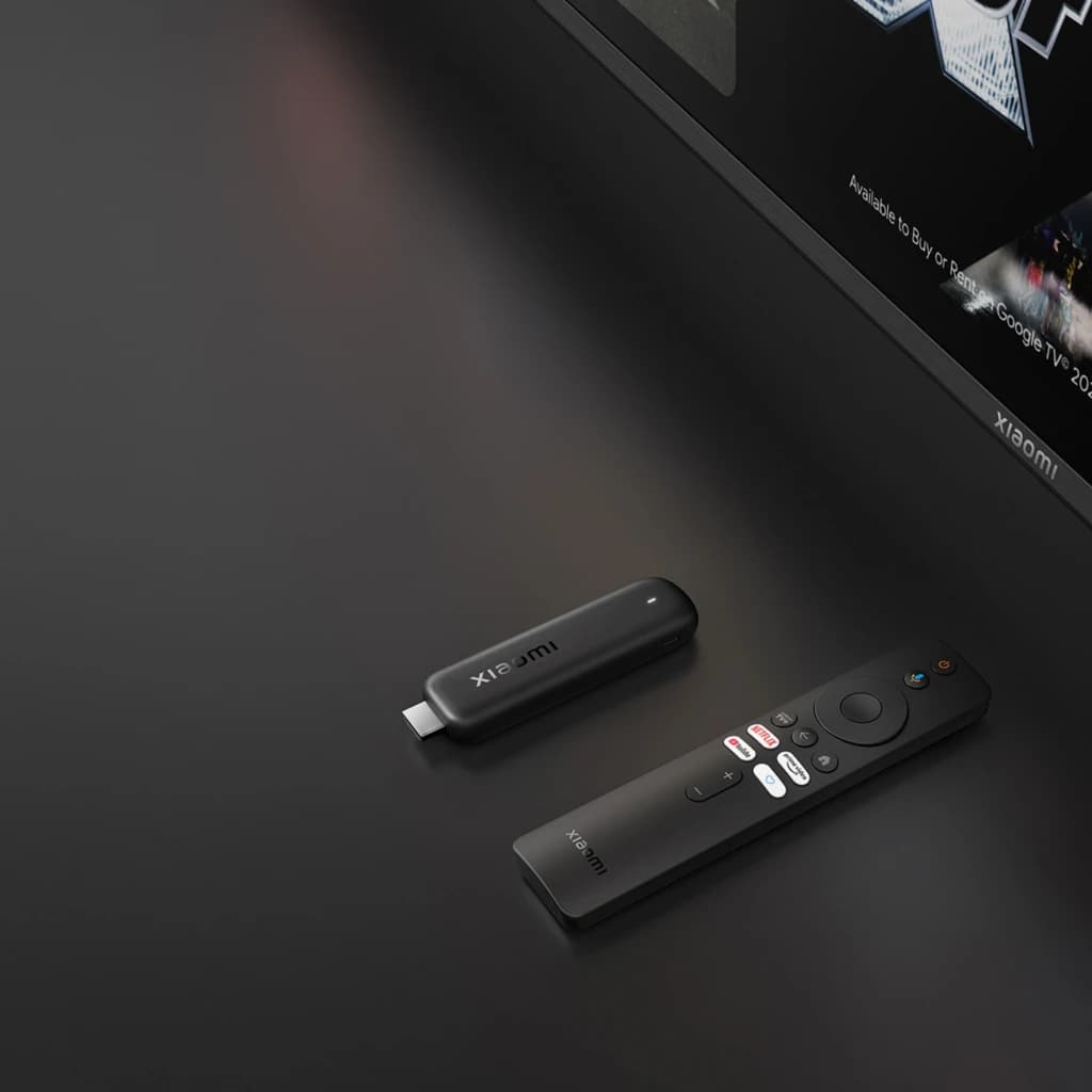 Clé HDMI compacte noire avec télécommande Xiaomi, boutons Netflix YouTube Prime Video et Assistant Google, design minimaliste près d’un téléviseur