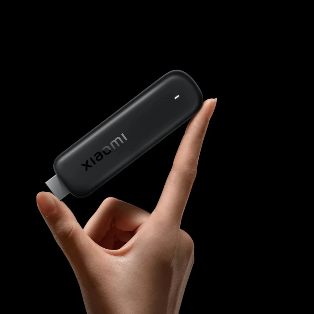 Xiaomi TV Stick HD 2nd Gen con control remoto negro, botones dedicados a Netflix Prime Video YouTube, Google TV, HDR y puerto HDMI compacto con logo Xiaomi - Ítem1