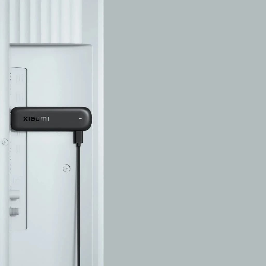 Xiaomi TV Stick HD 2e génération, clé noire compacte branchée en HDMI avec câble, voyant LED, logo Xiaomi visible sur le boîtier, design minimaliste
