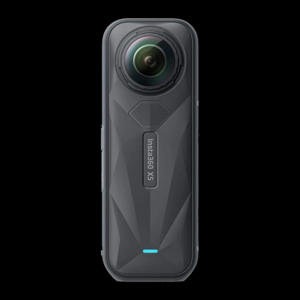 Caméra 360 noire au design anguleux, double objectif fisheye proéminent, finition mate, voyant LED bleu, marquage Insta360 X5 centré verticalement