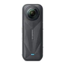 Caméra 360 noire au design anguleux, double objectif fisheye proéminent, finition mate, voyant LED bleu, marquage Insta360 X5 centré verticalement