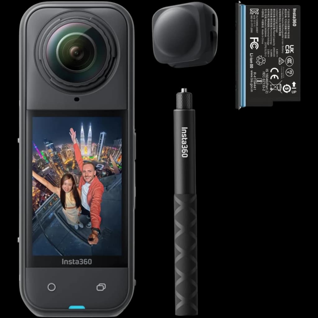 Caméra 360 noire avec grand objectif, écran couleur frontal, perche télescopique texturée, batterie amovible et housse d’objectif; design compact et