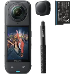 Caméra 360 noire avec grand objectif, écran couleur frontal, perche télescopique texturée, batterie amovible et housse d’objectif; design compact et
