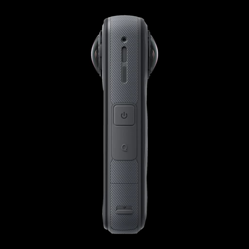 Caméra 360 compacte noire, vue latérale avec deux objectifs bombés, bouton d’alimentation centré, grip texturé antidérapant et trappes discrètes