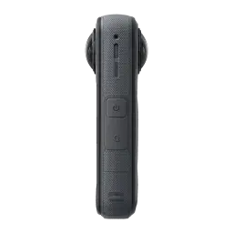 Caméra 360 compacte noire, vue latérale avec deux objectifs bombés, bouton d’alimentation centré, grip texturé antidérapant et trappes discrètes