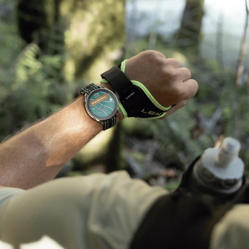 Amazfit Cheetah 2 Ultra Cartes offline 30 Jours GPS Titane au poignet, vue frontale: carte d'itinéraire à l'écran en forêt